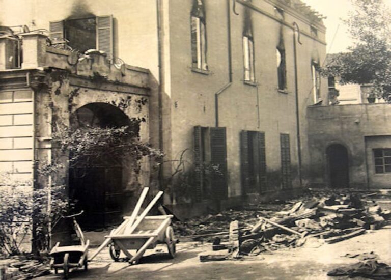 Esterno bruciato della sede della Federazione delle Cooperative dopo l'assalto fascista del 1922