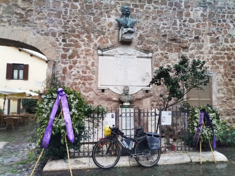Monumento 'Pane e Lavoro' a Ostia Antica, dedicato ai braccianti ravennati
