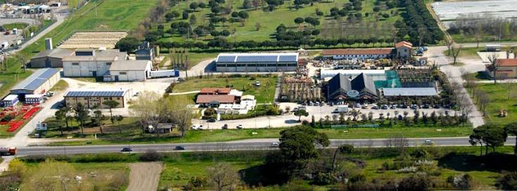 Vista aerea della sede della Cab Comprensorio Cervese, con vivai e pannelli fotovoltaici